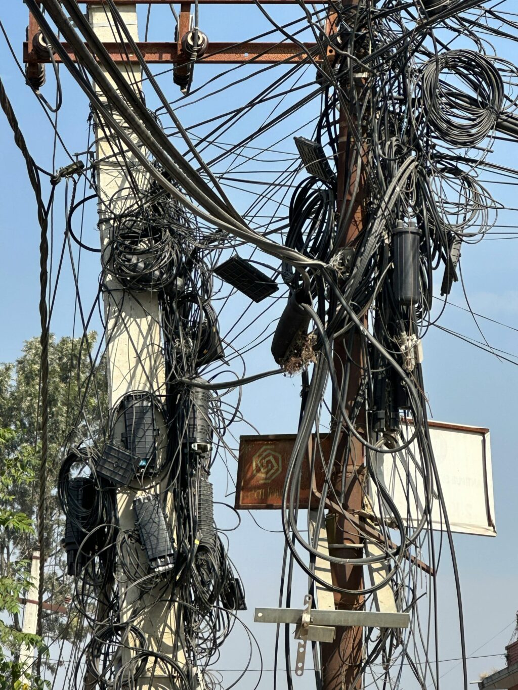 free-photo-of-electricidad-cables-cielo-limpio-puestos (1)