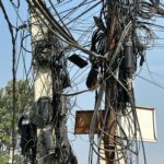 free-photo-of-electricidad-cables-cielo-limpio-puestos (1)