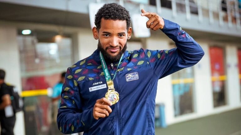 Neiker-Abello-campeon-de-los-60-metros-planos-en-el-Campeonato-Sudamericano-Indoor-Cochabamba-2025 (1)