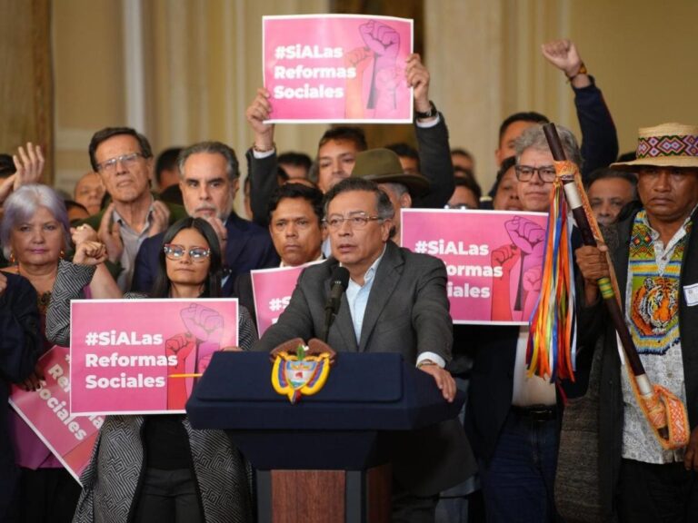 Presidente propone consulta popular para aprobar sus reformas clave