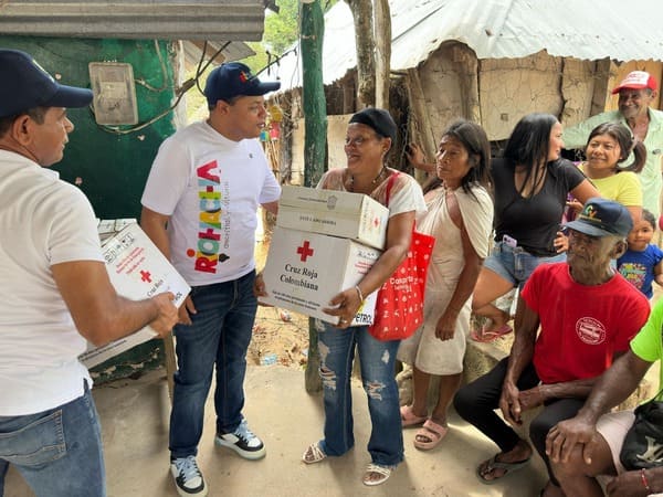ALCALDE ENTREGA AYUDAS HUMANITARIAS WB