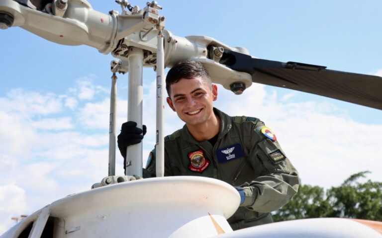 Joven con vocación se forma como piloto de helicóptero