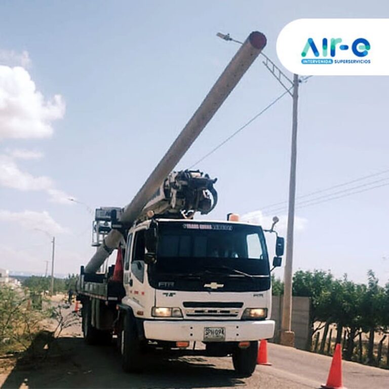 Realizan cambios de postes en sector de Santa M Proyecto del nuevo Circuito Uribia 3