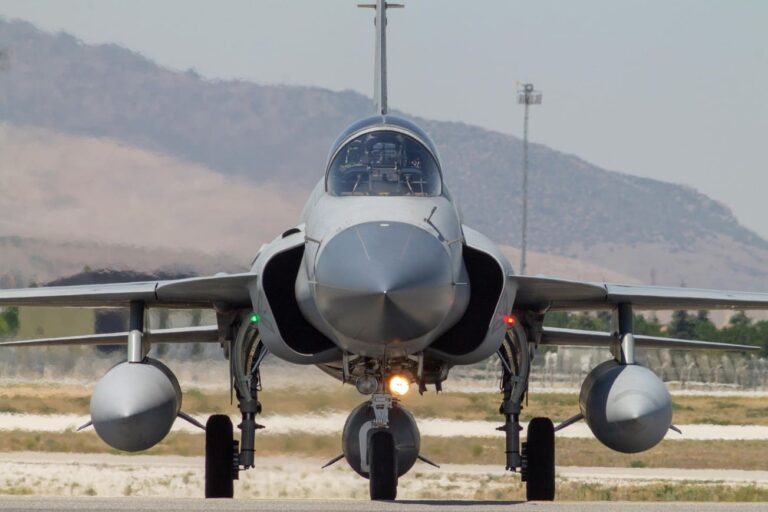 Petro asegura Gripen y desarrollo sostenible con agua y sol