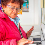 El cuarto ciclo de pagos del programa Colombia Mayor ha alcanzado un avance del 72 % en la distribución de los recursos, desde el pasado 2 de mayo, cuando se inició la entrega de los dineros.​ Así lo dio a conocer Prosperidad Social, entidad que ha entregado el incentivo a 79.159 adultos mayores bancarizados a través del Banco Agrario, y a 1,1 millones de beneficiarios mediante la modalidad de giro con aliados. La entrega de los recursos se inició para los beneficiarios que cuentan con una cuenta o producto digital con el banco. A partir del 7 de mayo comenzó a realizar el pago a quienes reciben la transferencia por la modalidad de giro, tanto en municipios con presencia del Banco Agrario como en aquellos donde el pago se efectúa a través de corresponsales bancarios o aliados. Prosperidad Social ha realizado jornadas masivas de bancarización en Cúcuta y Norte de Santander, y espera extenderlas al Cauca, Nariño y Chocó. En este cuarto ciclo el programa beneficia a 1,6 millones de personas mayores en todo el país. La inversión total supera los 225.000 millones de pesos. Del total de beneficiarios con giro programado, 520.156 personas tienen más de 80 años y reciben un pago diferenciado de 225.000 pesos, como parte del enfoque de atención prioritaria a participantes en situación de mayor vulnerabilidad. Gustavo Bolívar, director de Prosperidad Social, manifestó que “a lo largo del año hemos pagado 656.060 millones de pesos a nuestros adultos mayores". Para reclamar el incentivo por giro los beneficiarios no necesitan descargar ninguna aplicación ni presentar códigos. La operación de los pagos está a cargo del Banco Agrario de Colombia y su red de aliados en todo el territorio nacional. Los beneficiarios reciben un mensaje de texto con la información sobre las fechas exactas para reclamar el dinero, así como el monto correspondiente.