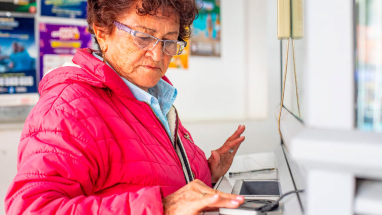 El cuarto ciclo de pagos del programa Colombia Mayor ha alcanzado un avance del 72 % en la distribución de los recursos, desde el pasado 2 de mayo, cuando se inició la entrega de los dineros.​ Así lo dio a conocer Prosperidad Social, entidad que ha entregado el incentivo a 79.159 adultos mayores bancarizados a través del Banco Agrario, y a 1,1 millones de beneficiarios mediante la modalidad de giro con aliados. La entrega de los recursos se inició para los beneficiarios que cuentan con una cuenta o producto digital con el banco. A partir del 7 de mayo comenzó a realizar el pago a quienes reciben la transferencia por la modalidad de giro, tanto en municipios con presencia del Banco Agrario como en aquellos donde el pago se efectúa a través de corresponsales bancarios o aliados. Prosperidad Social ha realizado jornadas masivas de bancarización en Cúcuta y Norte de Santander, y espera extenderlas al Cauca, Nariño y Chocó. En este cuarto ciclo el programa beneficia a 1,6 millones de personas mayores en todo el país. La inversión total supera los 225.000 millones de pesos. Del total de beneficiarios con giro programado, 520.156 personas tienen más de 80 años y reciben un pago diferenciado de 225.000 pesos, como parte del enfoque de atención prioritaria a participantes en situación de mayor vulnerabilidad. Gustavo Bolívar, director de Prosperidad Social, manifestó que “a lo largo del año hemos pagado 656.060 millones de pesos a nuestros adultos mayores". Para reclamar el incentivo por giro los beneficiarios no necesitan descargar ninguna aplicación ni presentar códigos. La operación de los pagos está a cargo del Banco Agrario de Colombia y su red de aliados en todo el territorio nacional. Los beneficiarios reciben un mensaje de texto con la información sobre las fechas exactas para reclamar el dinero, así como el monto correspondiente.