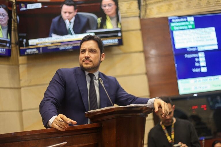 Senadores debaten razones para aprobar o rechazar consulta popular